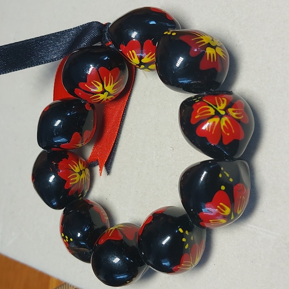 Hawaiian-style kukui nut bracelet hand-painted Hisbiscus Flower